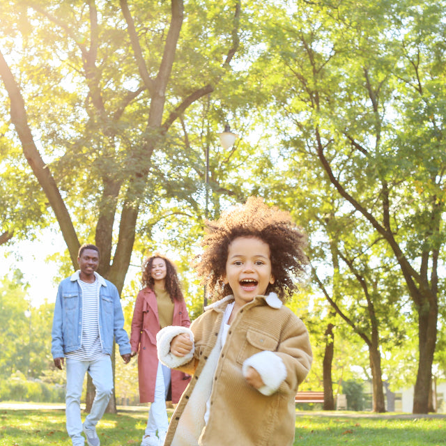 Familj utomhus i parken