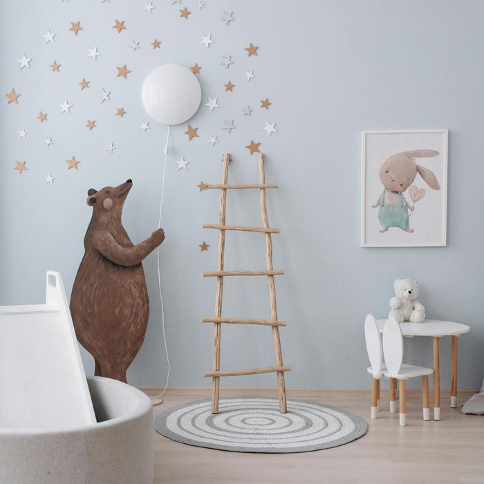 Ekologiskt inredd barnkammare med träleksaker, växter och giftfria textilier