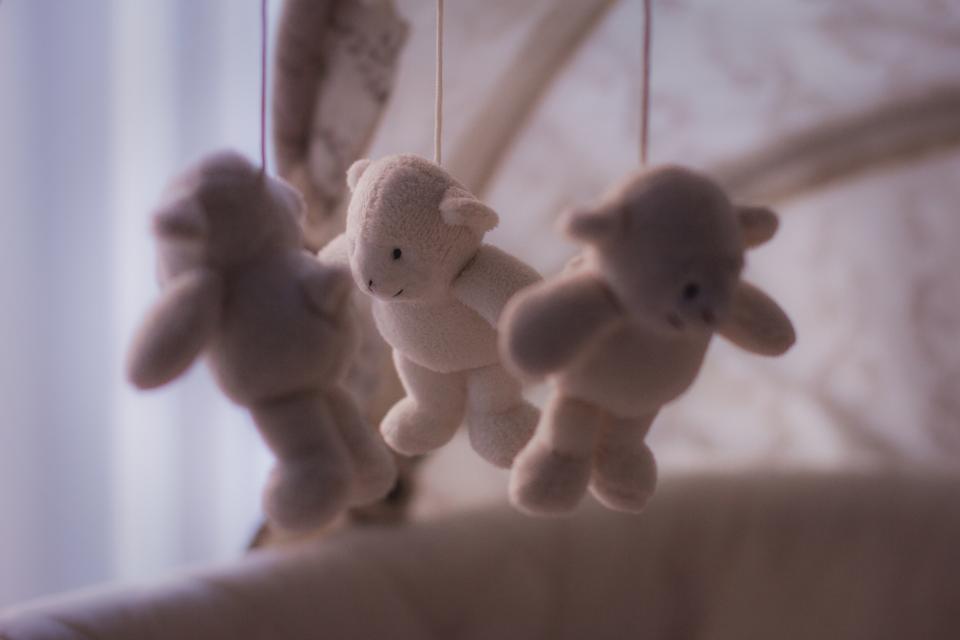 Mjuka nallebjörnar som hänger över en babysäng