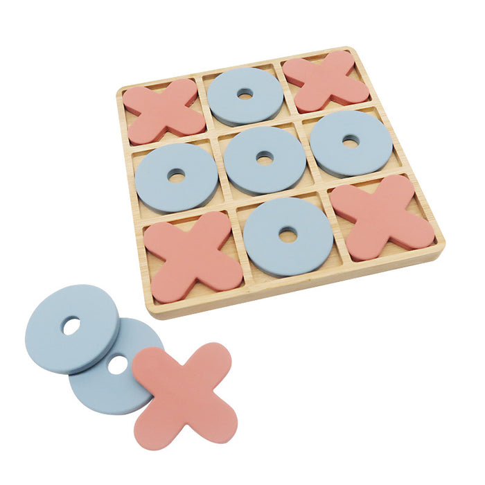 Silikon Pussel Tre I Rad Spel från Toddlers Of Sweden har ett charmigt tic-tac-toe-spel gjord av pastellfärgade träbitar. Den ljusa träskivan har ett rutnät med nio rutor, med blå "O"-bitar och rosa "X"-bitar. Vissa bitar placeras på brädan medan andra ligger bredvid den, vilket skapar en förtrollande barn säker silikon och trä 3 i rad-spel.