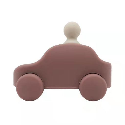 En minimalistisk, lerfärgad Silikon Leksaksbil Bitleksak Barn med en enkel, rundad design. Bilen har två stora hjul och en liten abstrakt ljusbeige figur som sitter ovanpå som förare. Tillverkad av miljövänligt silikon, är leksaken perfekt för barn säker lektid. Den enkla vita bakgrunden framhäver bilens design. Denna förtjusande produkt kommer till dig av Toddlers Of Sweden.