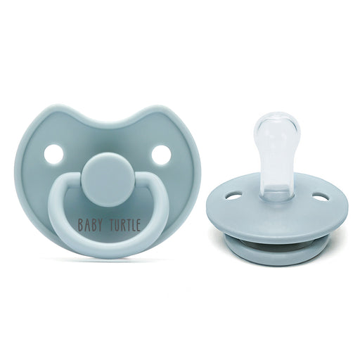 Baby Turtle Glow Skölden Självlysande Napp EN1400 - Blå - Nappar - Bebisgrossisten.se