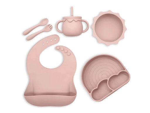 Baby Turtle Silikon Serveringset Molnigt i en charmig rosa färg inkluderar en haklapp med ett justerbart knapplås, ett set med sked och gaffel, en sippy-kopp med handtag och lock, en skål och en regnbågsdesignad delad tallrik. Alla föremål i denna förtjusande Baby Turtle-kollektion har en mjuk, matt finish.