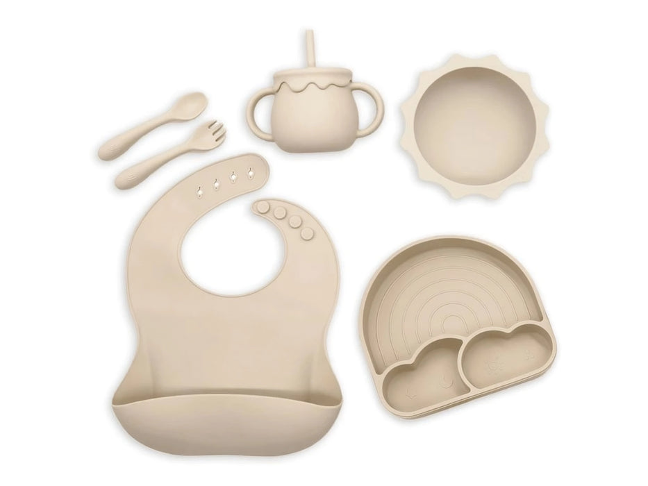 Baby Turtle Silikon Serveringset Molnigt, från Baby Turtle, är en snygg uppsättning av beige silikonmatningsartiklar i silikon som inkluderar en haklapp, gaffel, sked, sippy-kopp med lock och sugrör, skål med bågad kant och en delad tallrik med fack formade som en båge och moln. Detta säkerställer att måltiden är rolig och bekväm.