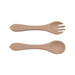 Två beige babyredskap i plast: en sked och en spork. Skeden har en rund skål, och sporken har en rundad skål med tre stift. Båda har breda, platta handtag designade för lätt grepp, tillverkade av BPA-fritt silikonmaterial. Barnbestick Silikon set från Toddlers Of Sweden är det perfekta valet för din lilla.