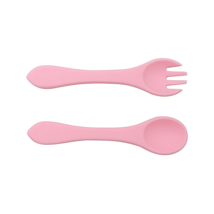 Utställda är två rosa silikonredskap för barn från Toddlers Of Sweden, som heter Barnbestick Silikon. Den ena är en spork med böjt handtag och tre pinnar, och den andra är en sked med liknande design. Båda redskapen har mjuka kanter, är BPA-fria och designade för att lätt kunna greppas av små händer.