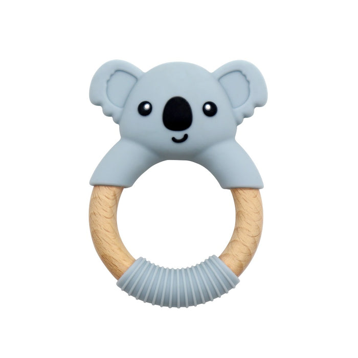 "Bitring Bitleksak Koala" av Toddlers Of Sweden har ett sött blått koalahuvud av mjukt material på toppen. Ringen är tillverkad av ekologiskt bokträ och har en texturerad livsmedelsgodkänt silikon greppdel i blått i botten. Koalan har ett leende uttryck, svarta ögon och en svart näsa.