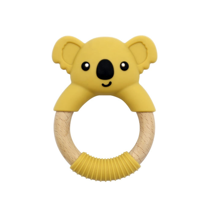 Vi presenterar Bitring Bitleksak Koala av Toddlers Of Sweden, en förtjusande gul koalaformad tandring gjord av livsmedelsgodkänt silikon och ekologiskt bokträ. Designad speciellt för spädbarn, den övre delen har ett charmigt koalaansikte med en svart näsa och stora ögon gjorda av mjukt, gummiliknande material perfekt för att tugga. Träringen fungerar som ett handtag som är lätt att hålla.