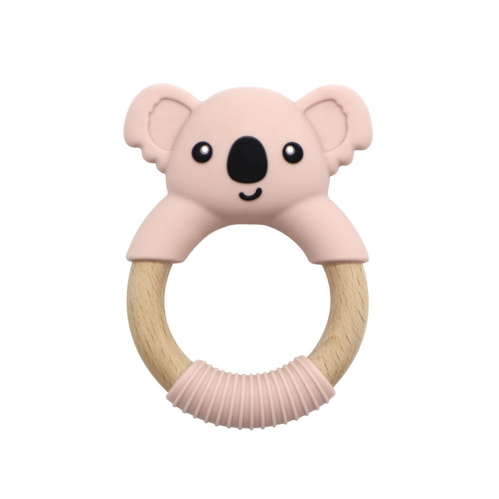 Bitring Bitleksak Koala från Toddlers Of Sweden är en bedårande babybitring formad som ett koalahuvud. Den övre delen har en mjuk, rosa design, medan den nedre består av en cirkulär träring gjord av ekologiskt bokträ och innehåller en texturerad del av livsmedelsgodkänt silikon för tuggning. Koalan har ett leende ansikte med svarta ögon och näsa, perfekt för lekfulla ögonblick.