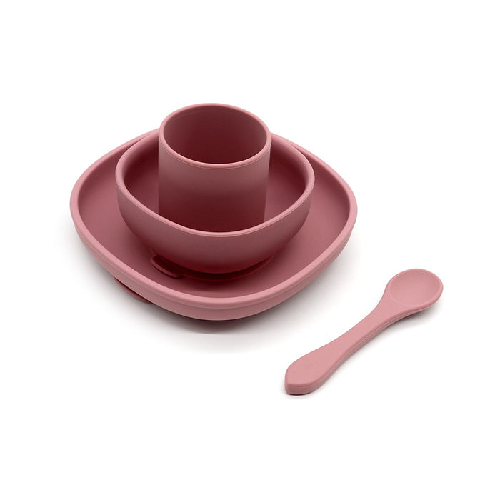 Ett elegant, minimalistiskt TOS Silikon Middagsset från Toddlers Of Sweden i en charmig rosa färg, med en tallrik, skål, kopp och sked som alla är kapslade på en vit bakgrund. Detta värmetålig set kombinerar både funktionalitet och stil.